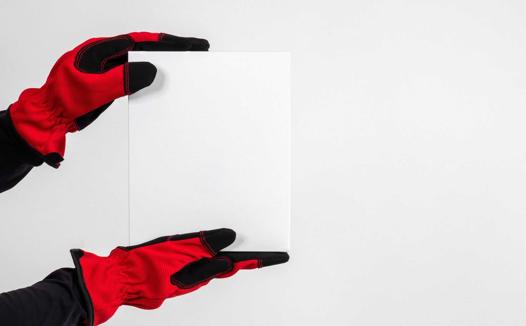 Study: Smart Textile Gloves Powered by Machine Learning for Accurate Hand Movement Capture. Image credit: FOTOGRIN/Shutterstock
