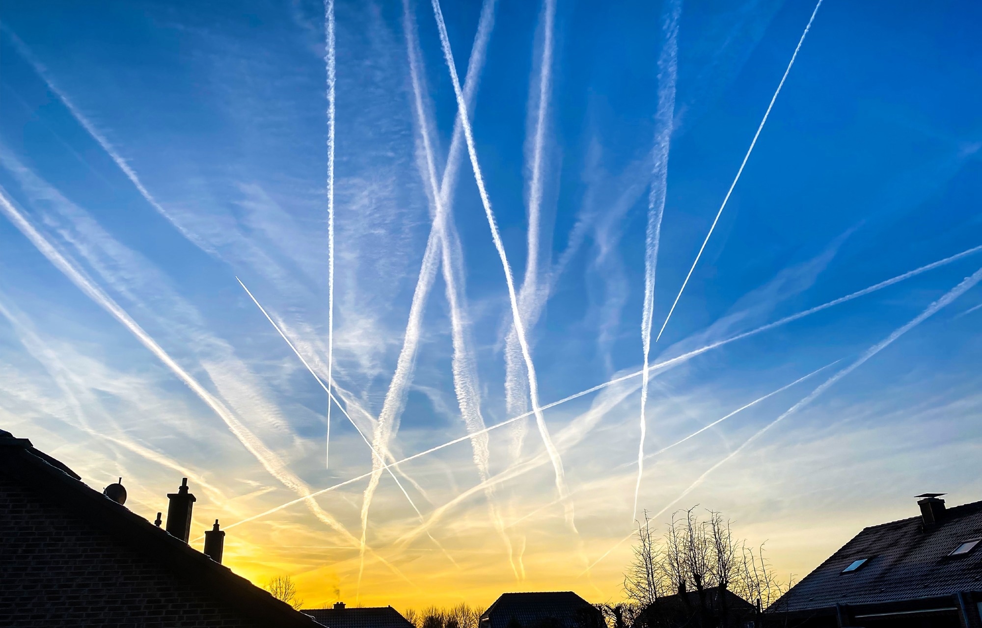 Research: Deep learning-derived optimal aviation strategies to control pandemics. Image Credit: Enessa Varnaeva / Shutterstock
